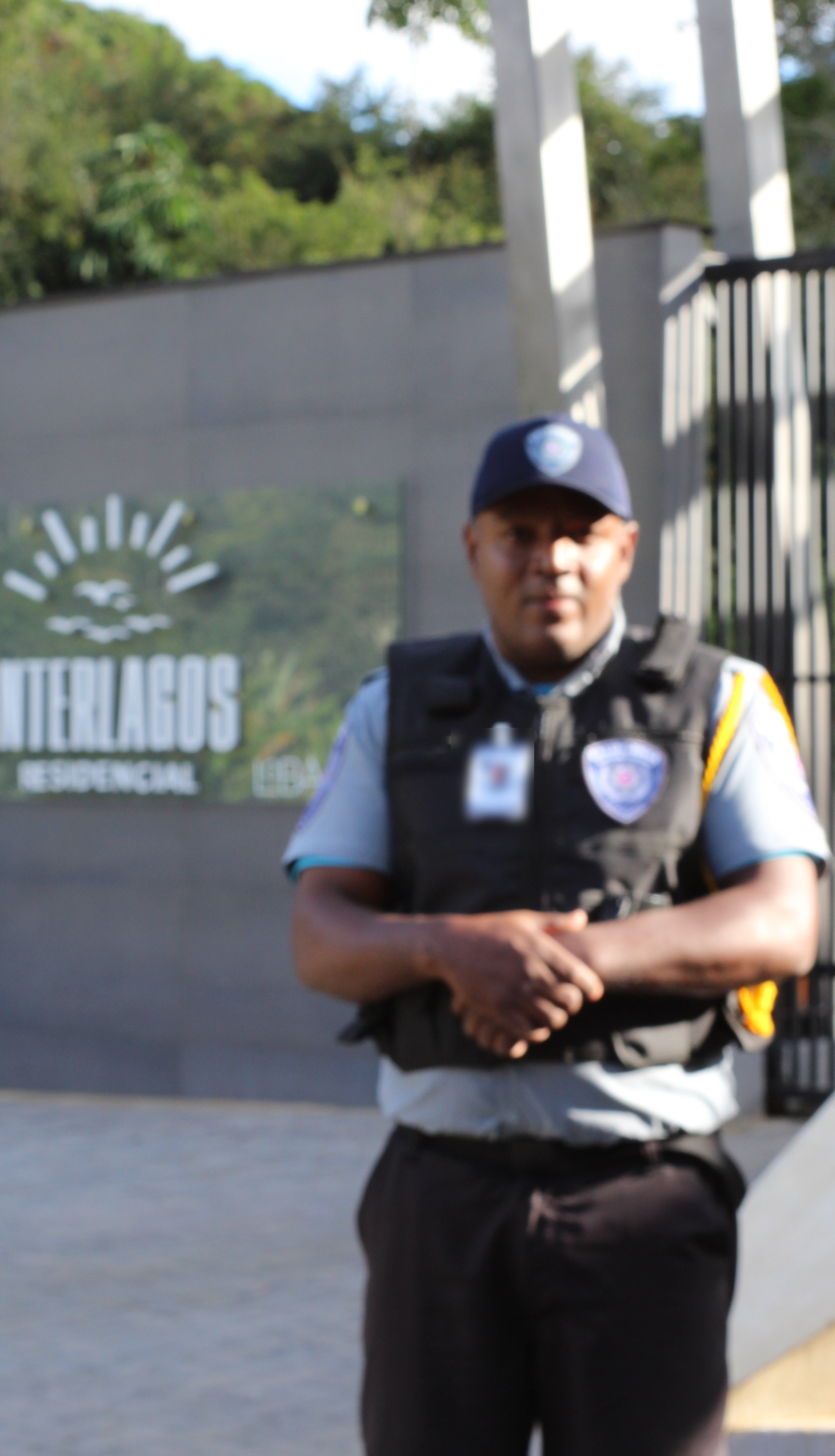 Vigia da Califórnia em posto na entrada do Condomínio Residencial Interlagos, em Manhuaçu